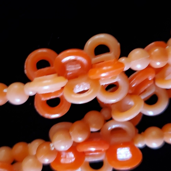 VINTAGE AVON CORAL COLOR PLASTIC BEADS NECKLACE - Picture 2 of 4